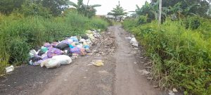 Bau Menyengat, Sampah Berserakan Dilingkungan Desa Barokah