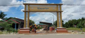STB Bersama Warga Bangun Gerbang TPU di Satui