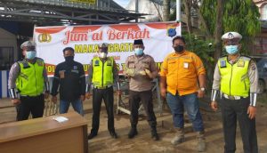 Jumat Berkah, Polsek Satui Bersama PT.AI Bagikan 200 Nasi Kotak Gratis