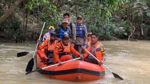 Akibat Sering Banjir, Bupati H. Sayed Jafar Telusuri Sungai Serongga