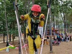 Asyeknya Berwisata Akhir Tahun di Hutan Pinus