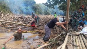 Camat Barabai, Kodim 1002/HST Bersama Warga Bersihkan Sampah di Sungai