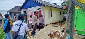 Kapolsek Pulau Sembilan Tinjau Lokasi Longsor Desa Maradapan