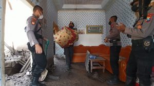 Pasca Erupsi Semeru Polda Jatim Kerahkan Anggota Bantu Warga Lumajang