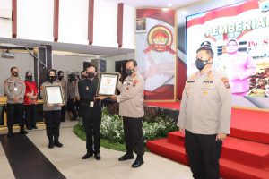 Polda Kalsel Dan Polres Kotabaru Terima Penghargaan MURI