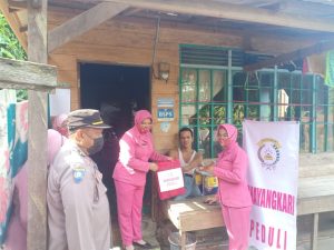 Kasat Binmas Polres Kotabaru Bersama Bhayangkari Bagikan Paket Sembako