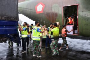 Lanud Sjamsudin Noor Kirimkan Bansos Untuk Korban Terdampak Semeru
