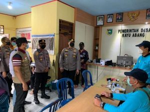 Kapolres AKBP Rofikoh Yunianto Berikan Door Prize Warga Yang Ikut Vaksin