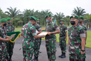 Danrem 101/Antasari Berikan Piagam Penghargaan Kepada Prajurit Berprestasi