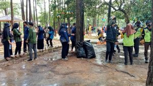 Kades Satui Timur Apresiasi Relawan, Bersih-bersih Tempat Wisata