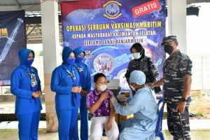 Ciptakan Herd Immunity, Nakes Lanal Banjarmasin Kembali Gelar Serbuan Vaksinasi Maritim