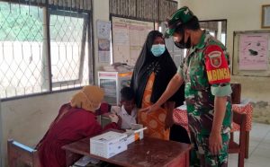 Babinsa Kodim 1002/HST Dampingi Vaksinasi Anak Usia 6-11 Tahun
