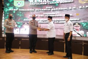 Kenal Pamit Kapolres Tanbu, Bupati Ucapkan Selamat Bertugas