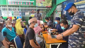 Lanal Banjarmasin Vaksin 190 Masyarakat Kota dan Warga Pesisir
