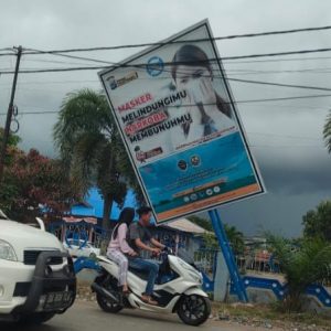 Nyaris Ambruk Baliho Ini Bikin Warga Merinding