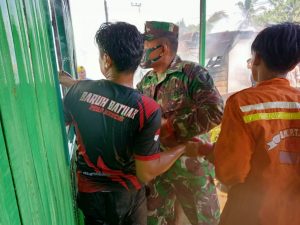 Sigap, Babinsa 1002-03 Haruyan Bantu Padamkan Kebakaran Rumah Warga