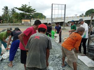 Warga Desa Sei Telan Gotong Royong Tambal Jalan Berlubang
