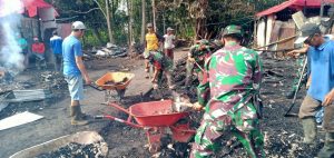 Anggota Koramil 1002-03 Bersihkan Puing-puing Pasca Kebakaran