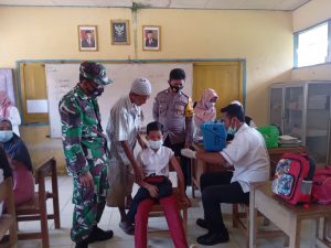 Babinsa Kodim 1002/HST Kawal Vaksinasi Anak Usia 6-11 Tahun