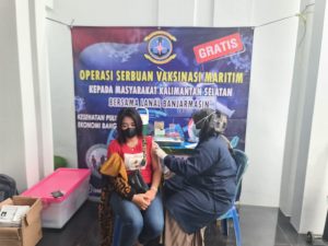 Gelar Vaksinasi Covid-19, Lanal Banjarmasin Sasar Warga Pesisir Kelayan