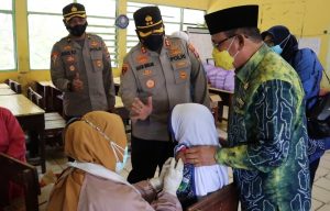 Kapolres Kotabaru Tinjau Langsung Vaksin di Sekolah