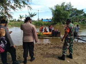 Sigap! Babinsa Kodim HST Bantu Cari Warga Diduga Tenggelam