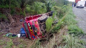 Diduga Jalan Licin, Truk Terguling