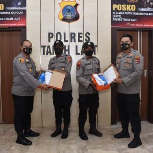 Menunjang Hobby Bintara Noken, Kapolres Tala Beri Sepatu Bola