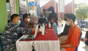 76 Warga Syamsudin Noor Ikuti Vaksinasi Massal Lanal Banjarmasin