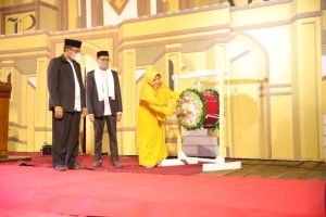Asisten Pemerintahan Dan Kesra Hj. Mariani Buka Pegelaran Pentas Seni