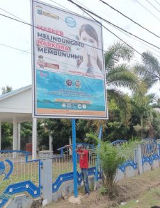 Polsek Satui Langsung Perbaiki Baliho Nyaris Ambruk