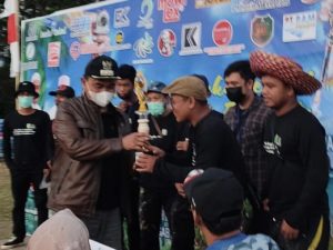 Bupati Tanbu Serahkan Trophy Juara Lomba Mural
