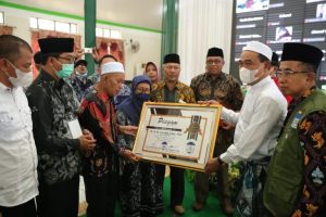 Peduli Anak Yatim Dan Dhuafa Bupati Tanah Bumbu Dapat Penghargaan