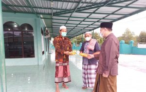 Kader PKS Kalteng “Door to door” Bagi-bagikan Minyak Goreng Gratis