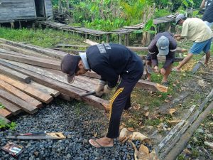 Warga Telan Muara Gotong Royong Buat Pagar Pengaman Sampah Sungai