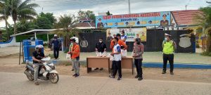 Polisi di Tanah Bumbu Bagi-bagikan Nasi Bungkus dipinggir Jalan