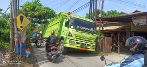 Truk Fuso Ambalas, Warga Minta Segera dievakuasi
