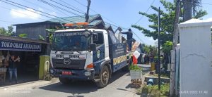 Dishub Bawa Derek Untuk Proses Evakuasi Truk Fuso