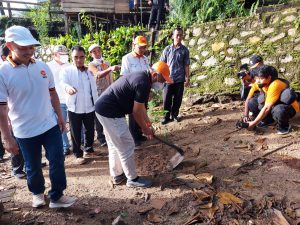 Presiden PKS Tanam Pohon Ditugu Soekarno Palangka Raya