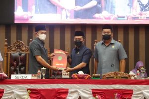 Sekda Tanah Bumbu Sampaikan Dua Raperda di Paripurna DPRD
