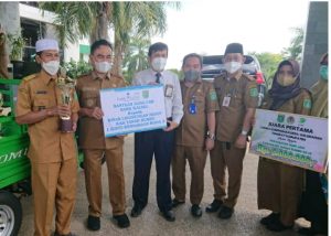 Abah Zairullah Serahkan Hadiah Lomba Kebersihan Desa