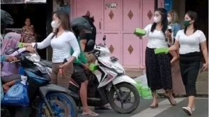 Gadis Cantik Pemandu Lagu, Bagi-bagikan Takjil Viral dimedsos