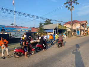 Polsek Satui Bagi-bagikan Nasi Bungkus, Kepada Pengguna Jalan