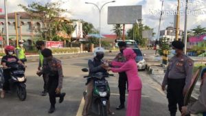 Satsamapta Polres Barsel Bagikan Takjil dan Ingatkan Prokes