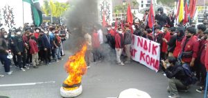 Ratusan Mahasiswa Demo di Depan Gedung DPRD Kalteng