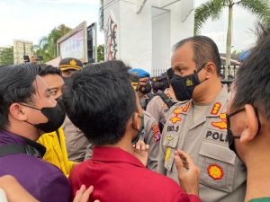 Dengan Humanis, Polda Kalteng dan Polresta Palangka Raya Kawal Aksi Unras di Kantor DPRD