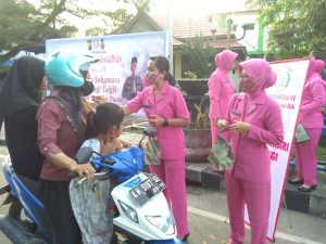 Ketua Bhayangkari Cabang Sukamara Bagikan Takjil