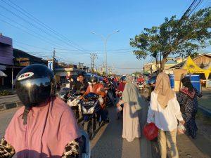 Janda Polri dan Guru TK Kemala Bhayangkari Satui Bagikan Takjil