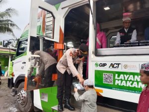 Jumat Berkah Polsek Satui Gandeng Relawan, Bagikan Ratusan Nasi Kotak