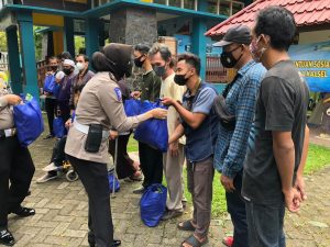 Peduli, Penyandang Disabilitas Ditlantas Polda Kalsel Salurkan Bansos